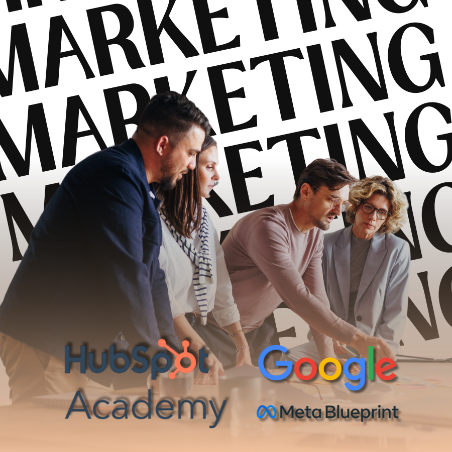formaciones gratuitas online de marketing digital
Estrategas de marketing con los logotipos de HubSpot Academy Google Meta Blueprint debajo, la letra marketing repetida varias veces de fondo