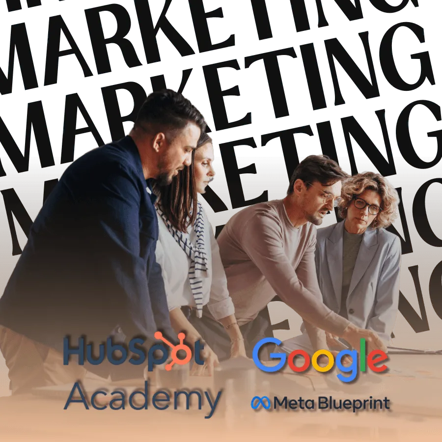 formaciones gratuitas online de marketing digital
Estrategas de marketing con los logotipos de HubSpot Academy Google Meta Blueprint debajo, la letra marketing repetida varias veces de fondo
